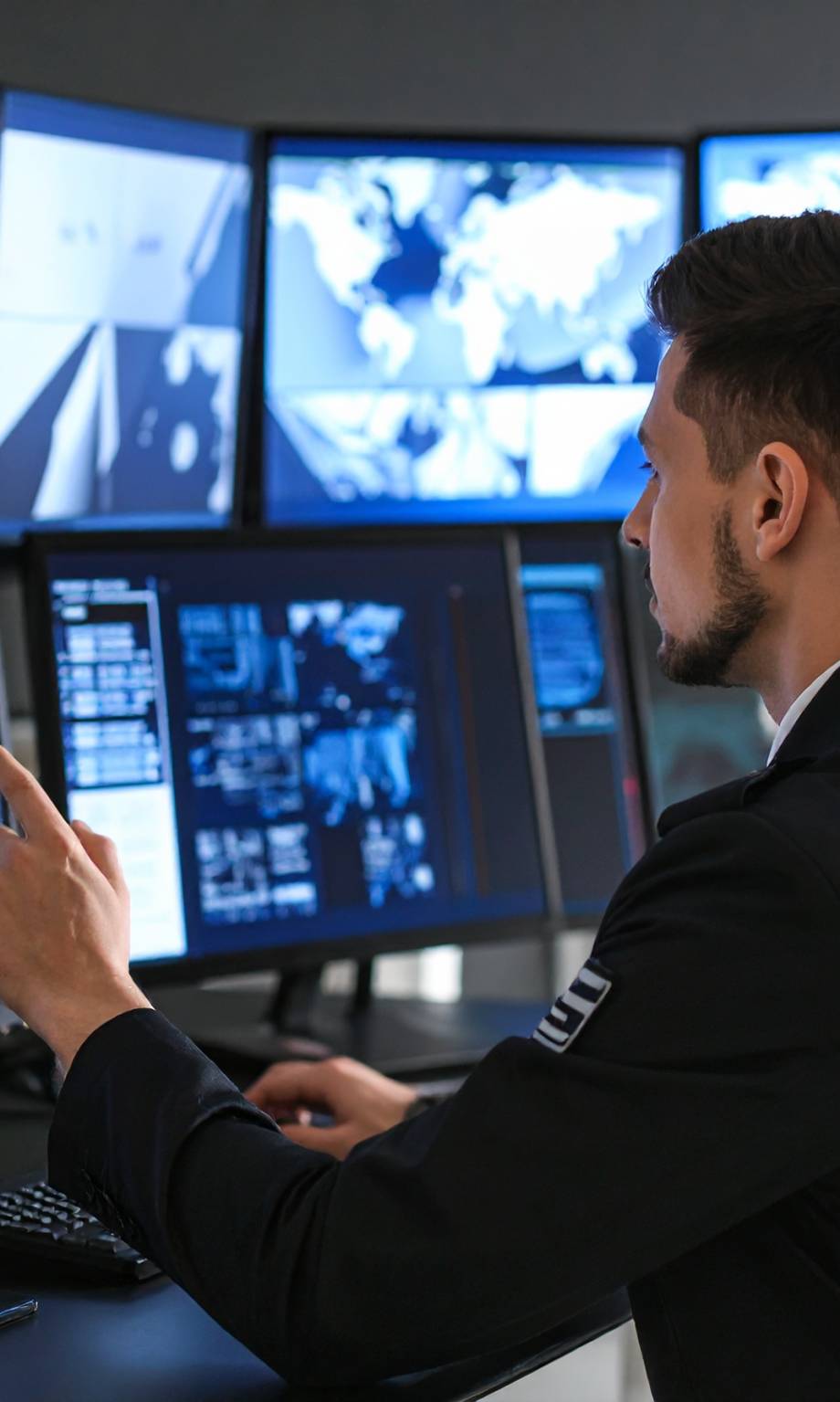 Firefly_persona-con-uniforme-negro-revisando-pantallas-con-camara-de-seguridad-613746